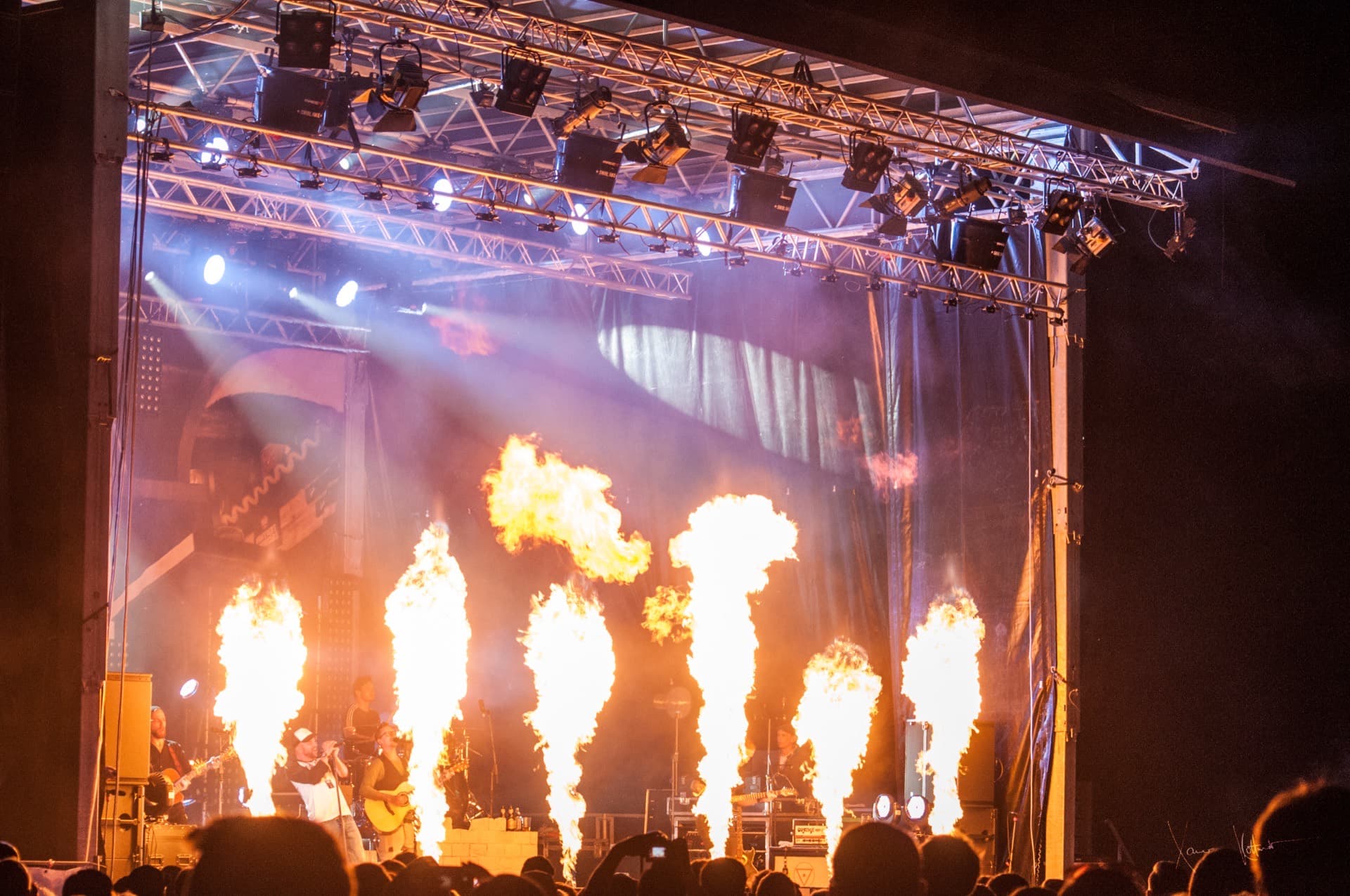 Open-Air-Bühne bei Nacht